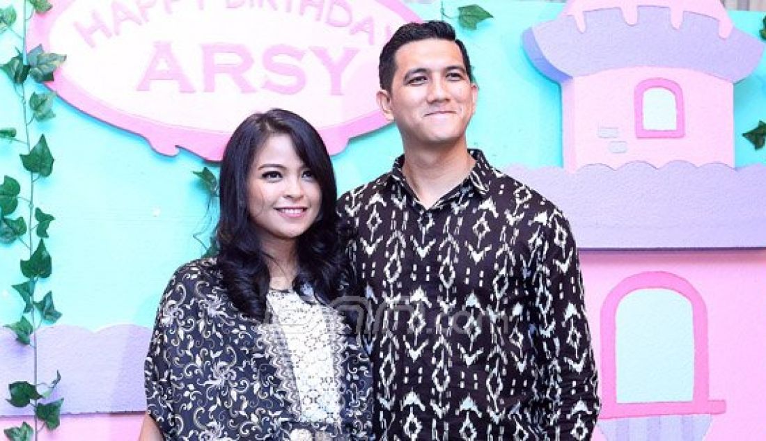 Pasangan artis Tantri kotak dan Arda Naff saat menghadiri acara ulang tahun pertama Arsy putri dari pasangan artis Anang Hermansyah dengan Ashanty di Jakarta, Kamis (17/12). Foto: Ricardo/JPNN.com - JPNN.com