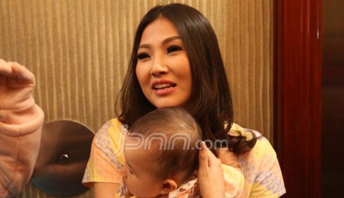 Istri Ruben Onsu, Sarwendah Tan bersama putrinya saat menghadiri acara ulang tahun pertama Arsy putri dari pasangan artis Anang Hermansyah dengan Ashanty di Jakarta, Kamis (17/12). Foto: Ricardo/JPNN.com - JPNN.com