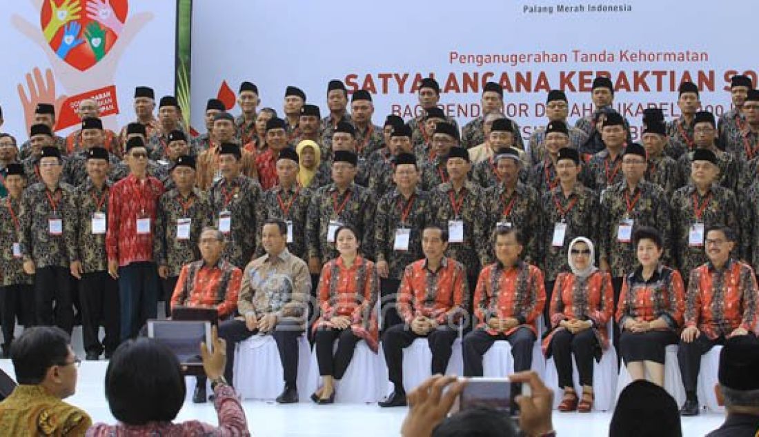 Presiden Joko Widodo berfoto bersama relawan 893 yang telah menyumbangkan darahnya 100 kali di Istana Bogor, Jumat (18/12). Penganugerahan secara simbolis diberikan kepada 26 relawan yang mewakili 26 provinsi. Foto: Sofyansyah/Radar Bogor/JPNN.com - JPNN.com