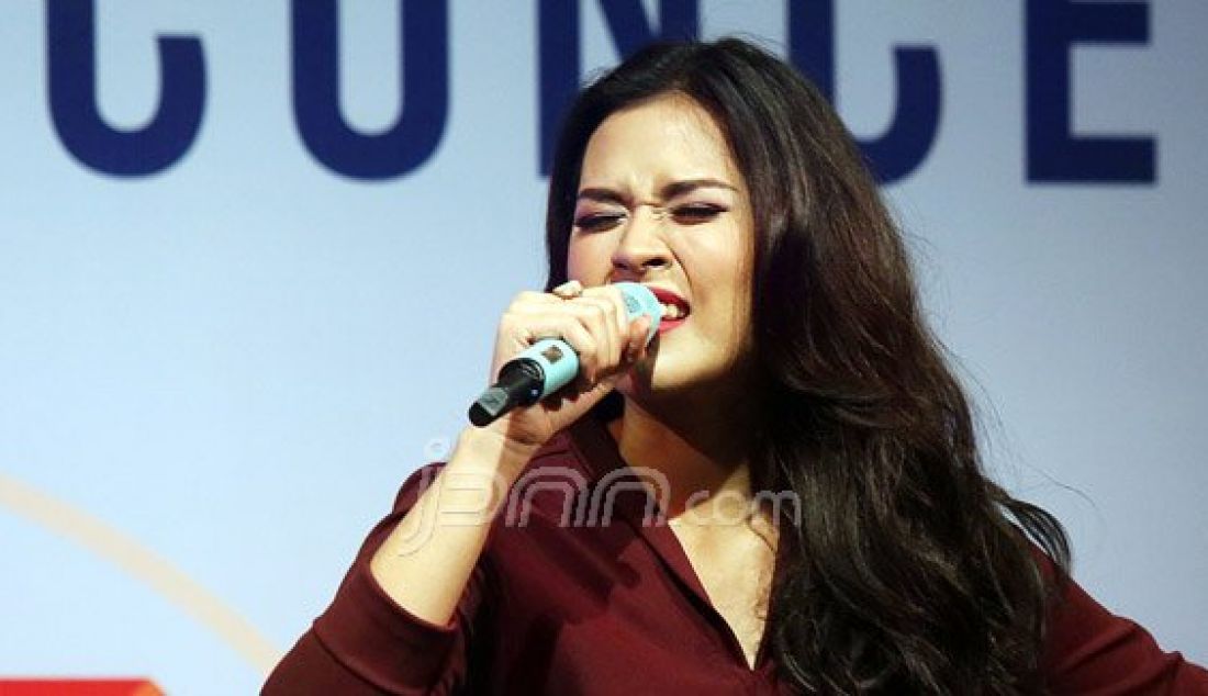 Penyanyi Raisa saat tampil pada acara Tomodachi Concert di Jakarta, Kamis (18/12). Foto: Ricardo/JPNN.com - JPNN.com