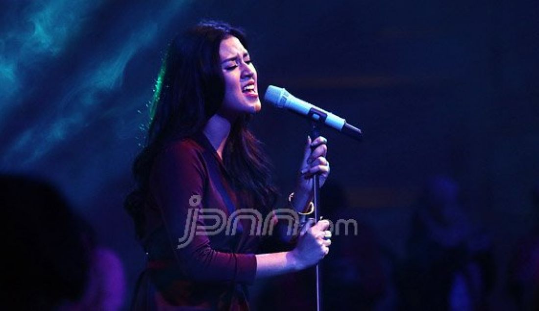 Penyanyi Raisa saat tampil pada acara Tomodachi Concert di Jakarta, Kamis (18/12). Foto: Ricardo/JPNN.com - JPNN.com