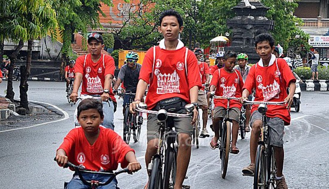 Ratusan peserta melakukan fun bike pada hari kedua acara Kampung Olahraga Indonesia di kawasan Puputan Margarana, Renon, Denpasar, Bali, Jumat (18/12). Acara Kampung Olahraga yang diselenggrakan KONI mulai 18-20 Desember 2015 tersebut, dalam rangka menyambut Asian Games 2018. Foto : Ricardo/JPNN.com - JPNN.com