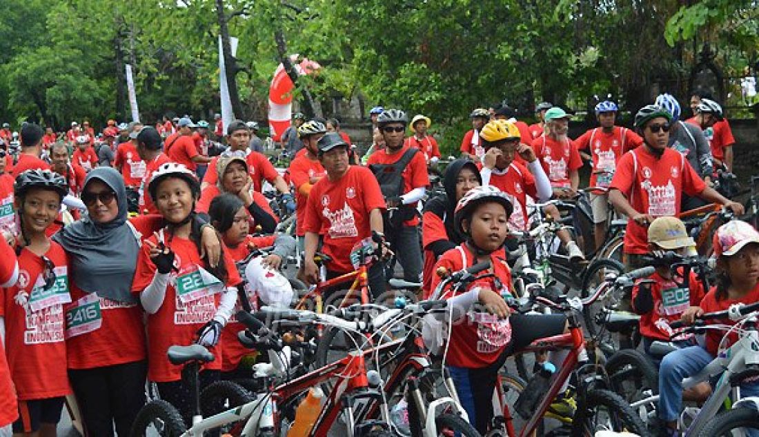 Ratusan peserta melakukan fun bike pada hari kedua acara Kampung Olahraga Indonesia di kawasan Puputan Margarana, Renon, Denpasar, Bali, Jumat (18/12). Acara Kampung Olahraga yang diselenggrakan KONI mulai 18-20 Desember 2015 tersebut, dalam rangka menyambut Asian Games 2018. Foto : Ricardo/JPNN.com - JPNN.com
