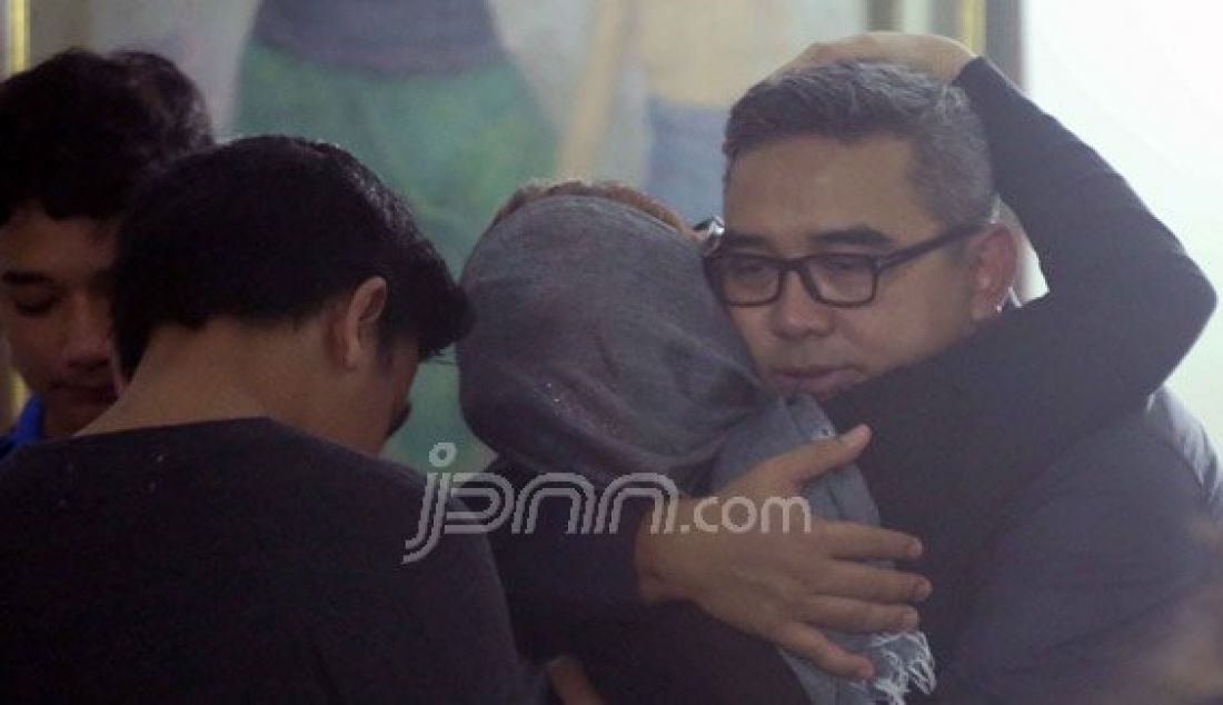 BERDUKA: Farhan sedang dipeluk para pelayat. Putra sulungnya meninggal kemarin karena leukemia. Foto: Fedrik/Jawa Pos - JPNN.com