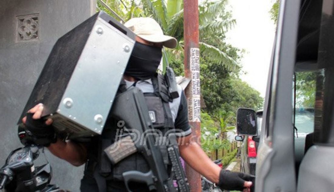 Tim Densus 88 saat menggeledah rumah terduga teroris di Mojokerto, Jatim, Minggu (20/12). Foto: Sofan/Radar Mojokerto/JPNN.com - JPNN.com
