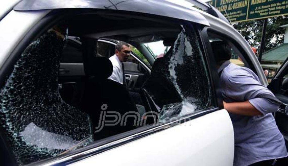 Inilah kondisi kaca kendaraan roda empat milik Taufik Hidayat (29) paska dirampok komplotan pelaku pecah kaca di parkiran Masjid Al-Oesman, Pengajaran, Telukbetung Utara, Senin (21/12). Pelaku berhasil menggasak tas korban. Foto: Tegar/Radar Lampung/JPNN.com - JPNN.com