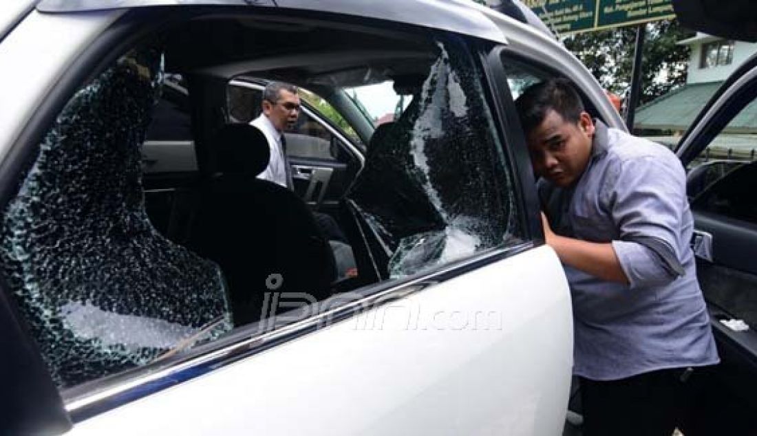 Inilah kondisi kaca kendaraan roda empat milik Taufik Hidayat (29) paska dirampok komplotan pelaku pecah kaca di parkiran Masjid Al-Oesman, Pengajaran, Telukbetung Utara, Senin (21/12). Pelaku berhasil menggasak tas korban. Foto: Tegar/Radar Lampung/JPNN.com - JPNN.com