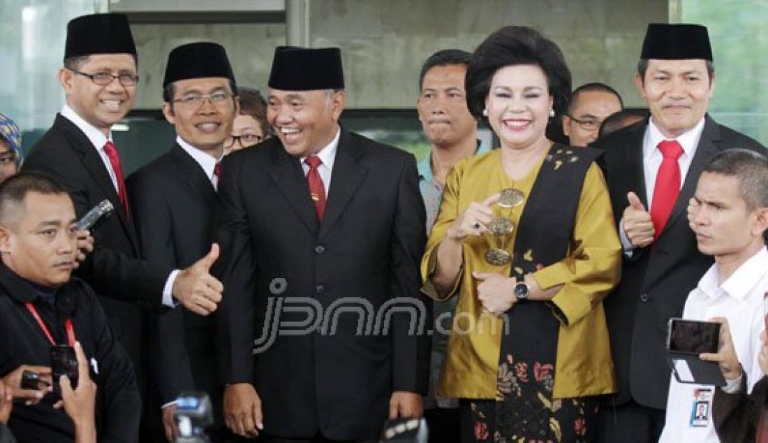 Ketua KPK terpilih Agus Rahardjo (tengah) didampingi Wakil Ketua Laode Muhammad (kiri), Alexander Marwata (kedua kiri), Basaria Panjaitan (kedua kanan) dan Saut Situmorang di Gedung KPK di Jakarta, Senin (21/12). Foto: Imam Husein/Jawa Pos/JPNN.com - JPNN.com