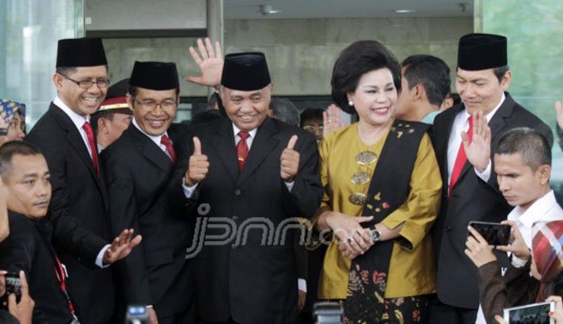 Ketua KPK terpilih Agus Rahardjo (tengah) didampingi Wakil Ketua Laode Muhammad (kiri), Alexander Marwata (kedua kiri), Basaria Panjaitan (kedua kanan) dan Saut Situmorang di Gedung KPK di Jakarta, Senin (21/12). Foto: Imam Husein/Jawa Pos/JPNN.com - JPNN.com