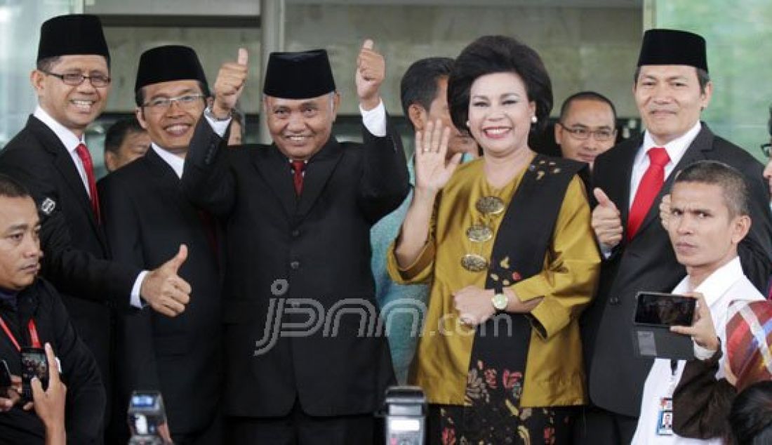 Ketua KPK terpilih Agus Rahardjo (tengah) didampingi Wakil Ketua Laode Muhammad (kiri), Alexander Marwata (kedua kiri), Basaria Panjaitan (kedua kanan) dan Saut Situmorang di Gedung KPK di Jakarta, Senin (21/12). Foto: Imam Husein/Jawa Pos/JPNN.com - JPNN.com