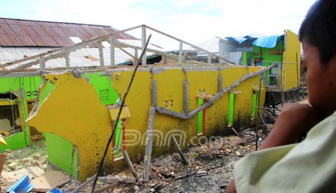 Rumah-rumah warga hancur pasca gempa yang terjadi di Kalimantan Utara (Kaltara), Senin (21/12). Gempa terjadi sekitar pukul 03.00 dan menyisakan perasaan was-was bagi para warga, khususnya untuk wilayah Kota Tarakan. Foto: Zulkarnain/Berau Post/JPNN.com - JPNN.com