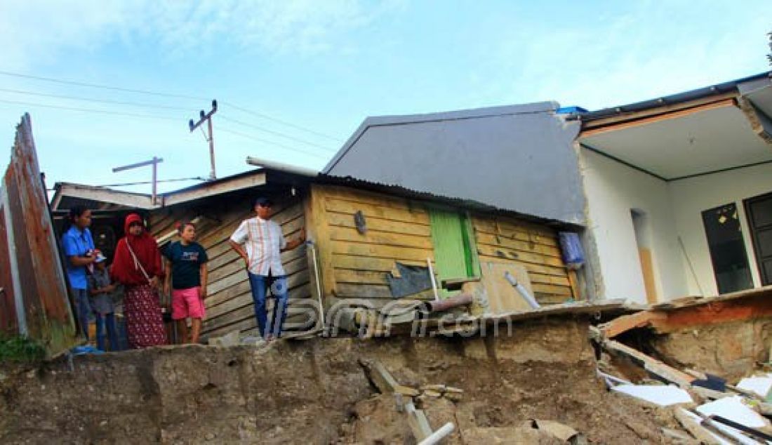 Rumah-rumah warga hancur pasca gempa yang terjadi di Kalimantan Utara (Kaltara), Senin (21/12). Gempa terjadi sekitar pukul 03.00 dan menyisakan perasaan was-was bagi para warga, khususnya untuk wilayah Kota Tarakan. Foto: Zulkarnain/Berau Post/JPNN.com - JPNN.com