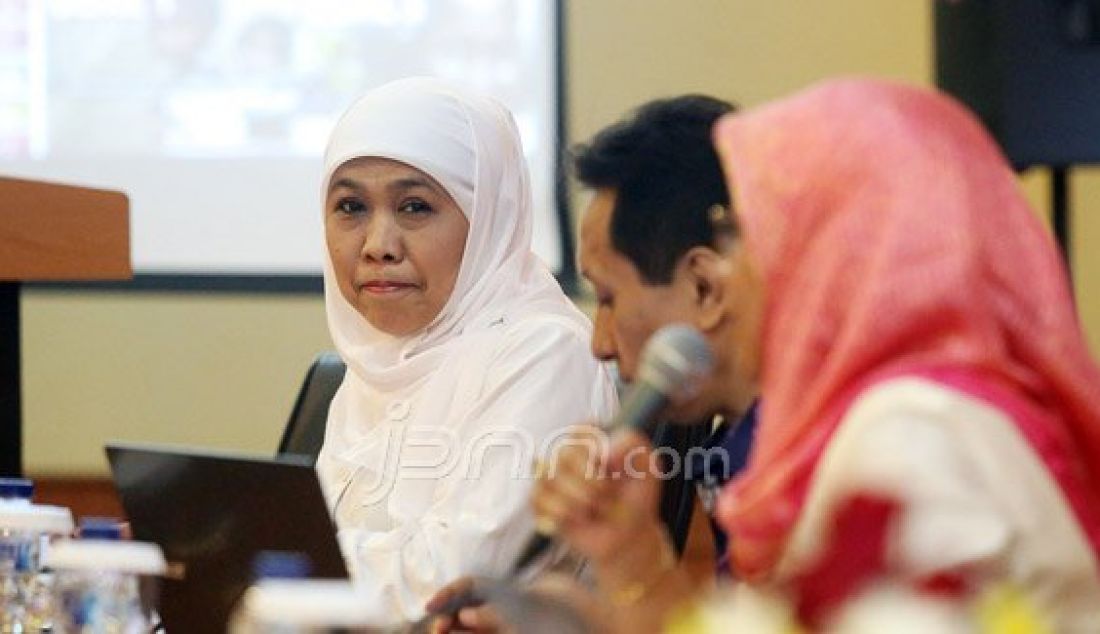 Menteri Sosial (Mensos) Khofifah Indar Parawansa saat menjadi pembicara pada seminar bertema Transformasi Budaya dan Peran Ibu dalam Pembentukan Karakter Generasi Penerus Bangsa di Kantor DPP Partai Gerindra, Jakarta, Selasa (22/12). Foto: Ricardo/JPNN.com - JPNN.com