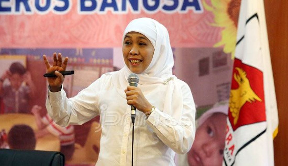 Menteri Sosial (Mensos) Khofifah Indar Parawansa saat menjadi pembicara pada seminar bertema Transformasi Budaya dan Peran Ibu dalam Pembentukan Karakter Generasi Penerus Bangsa di Kantor DPP Partai Gerindra, Jakarta, Selasa (22/12). Foto: Ricardo/JPNN.com - JPNN.com