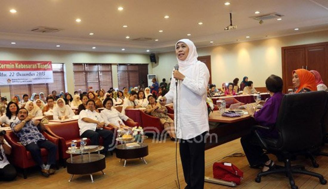 Menteri Sosial (Mensos) Khofifah Indar Parawansa saat menjadi pembicara pada seminar bertema Transformasi Budaya dan Peran Ibu dalam Pembentukan Karakter Generasi Penerus Bangsa di Kantor DPP Partai Gerindra, Jakarta, Selasa (22/12). Foto: Ricardo/JPNN.com - JPNN.com