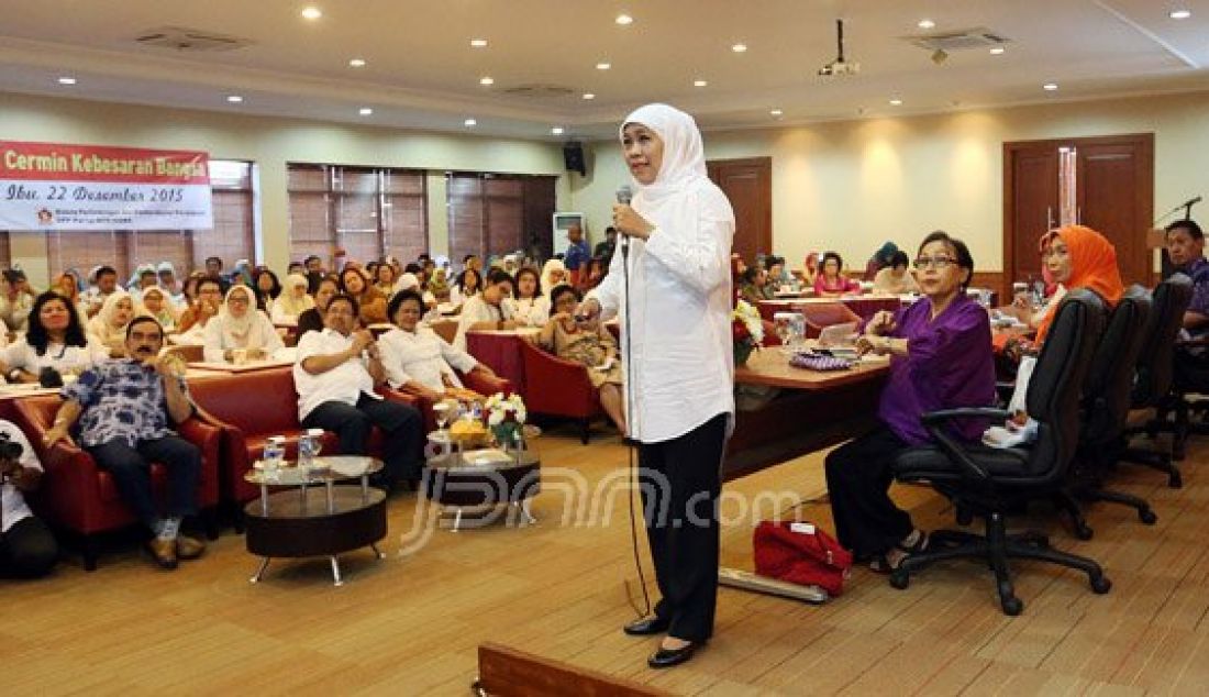 Menteri Sosial (Mensos) Khofifah Indar Parawansa saat menjadi pembicara pada seminar bertema Transformasi Budaya dan Peran Ibu dalam Pembentukan Karakter Generasi Penerus Bangsa di Kantor DPP Partai Gerindra, Jakarta, Selasa (22/12). Foto: Ricardo/JPNN.com - JPNN.com