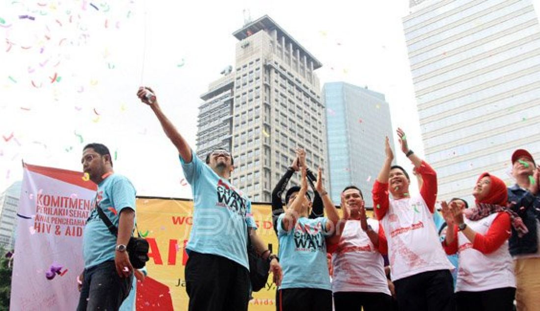 PMI bekerjasama dengan Yayasan Pelita Ilmu, Dance 4 Life serta Indonesia Car Free Day yang didukung oleh donasi pelanggan Indomaret menggelar kegiatan 'Celebrate,'Jakarta Pusat, Minggu (20/11). Peserta Aids Fun Walk diikuti 1000 relawan. Foto: Ricardo/JPNN.com - JPNN.com