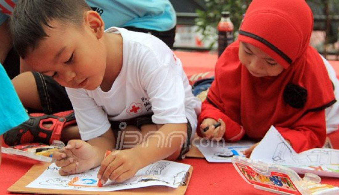 PMI bekerjasama dengan Yayasan Pelita Ilmu, Dance 4 Life serta Indonesia Car Free Day yang didukung oleh donasi pelanggan Indomaret menggelar kegiatan 'Celebrate,'Jakarta Pusat, Minggu (20/11). Peserta Aids Fun Walk diikuti 1000 relawan. Foto: Ricardo/JPNN.com - JPNN.com