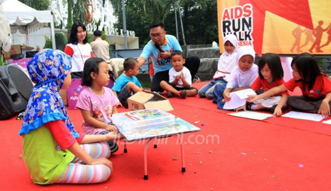 PMI bekerjasama dengan Yayasan Pelita Ilmu, Dance 4 Life serta Indonesia Car Free Day yang didukung oleh donasi pelanggan Indomaret menggelar kegiatan 'Celebrate,'Jakarta Pusat, Minggu (20/11). Peserta Aids Fun Walk diikuti 1000 relawan. Foto: Ricardo/JPNN.com - JPNN.com