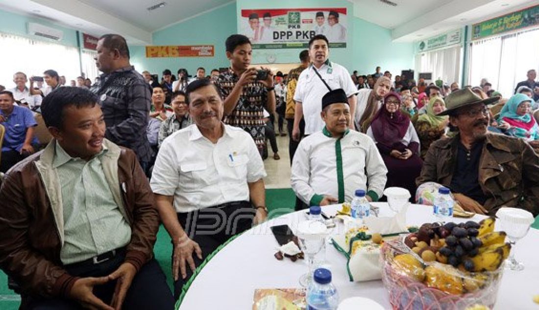 Ketua Umum PKB Muhaimin Iskandar bersama Menkopolhukam Luhut Binsar Panjaitan, Budayawan Sujiwo Tedjo, Gus Yahya Staquf, Komik Cak Lontong dan Menpora Imam Nahrawi saat menghadiri acara diskusi Haul ke-6 Gus Dur bertema 'Menghidupkan Kembali Spirit Gus Dur', Jakarta, Selasa (22/12). Foto: Ricardo/JPNN.com - JPNN.com