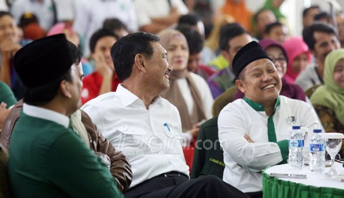 Ketua Umum PKB Muhaimin Iskandar bersama Menkopolhukam Luhut Binsar Panjaitan, Budayawan Sujiwo Tedjo, Gus Yahya Staquf, Komik Cak Lontong dan Menpora Imam Nahrawi saat menghadiri acara diskusi Haul ke-6 Gus Dur bertema 'Menghidupkan Kembali Spirit Gus Dur', Jakarta, Selasa (22/12). Foto: Ricardo/JPNN.com - JPNN.com