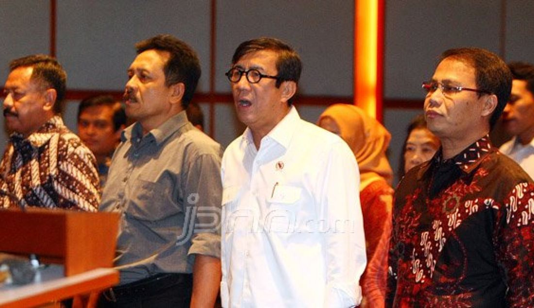 Menteri Hukum dan HAM Yasonna Laoly bersama Ketua Fraksi PDI-P MPR RI Ahmad basarah (kanan), Hakim MK Dewa Gede Palguna (tengah) saat menghadiri Sarasehan Nasional Refleksi Penyelenggaraan Sistem Ketatanegaraan Indonesia di Jakarta, Selasa (22/12). Foto: Ricardo/JPNN.com - JPNN.com