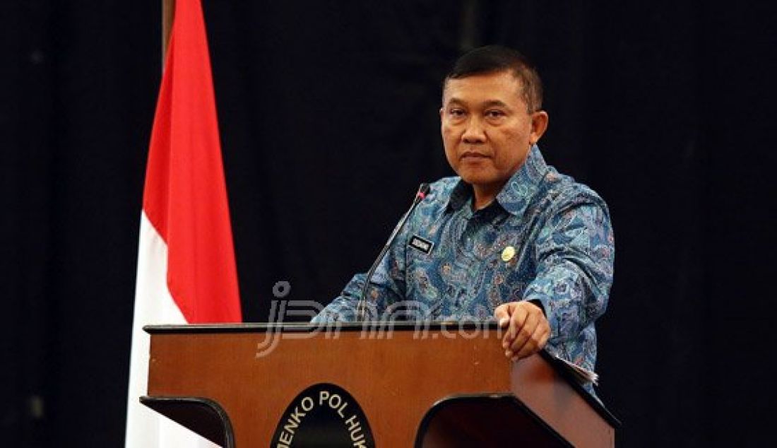 Direktoral Jenderal (Dirjen) Politik dan Pemerintahan Umum Kementerian Dalam Negeri (Kemendagri) Mayjen TNI Soedarmo saat menjadi pembicara pada Rapat Koordinasi Nasional Bidang Kesatuan Bangsa di Jakarta, Rabu (11/11). Foto: Ricardo/JPNN.com - JPNN.com