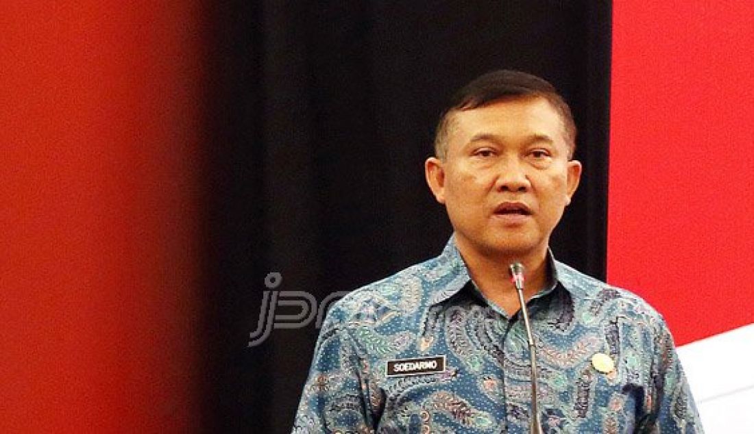 Direktoral Jenderal (Dirjen) Politik dan Pemerintahan Umum Kementerian Dalam Negeri (Kemendagri) Mayjen TNI Soedarmo saat menjadi pembicara pada Rapat Koordinasi Nasional Bidang Kesatuan Bangsa di Jakarta, Rabu (11/11). Foto: Ricardo/JPNN.com - JPNN.com