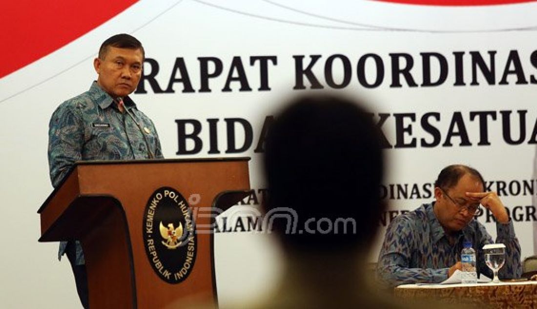 Direktoral Jenderal (Dirjen) Politik dan Pemerintahan Umum Kementerian Dalam Negeri (Kemendagri) Mayjen TNI Soedarmo saat menjadi pembicara pada Rapat Koordinasi Nasional Bidang Kesatuan Bangsa di Jakarta, Rabu (11/11). Foto: Ricardo/JPNN.com - JPNN.com