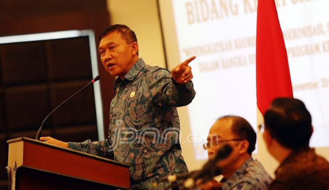 Direktoral Jenderal (Dirjen) Politik dan Pemerintahan Umum Kementerian Dalam Negeri (Kemendagri) Mayjen TNI Soedarmo saat menjadi pembicara pada Rapat Koordinasi Nasional Bidang Kesatuan Bangsa di Jakarta, Rabu (11/11). Foto: Ricardo/JPNN.com - JPNN.com