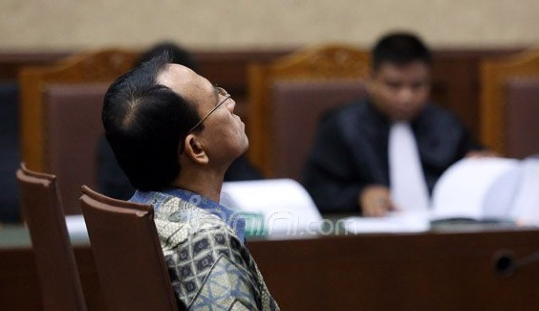 Terdakwa kasus dugaan korupsi penyelenggaraan ibadah haji Suryadharma Ali (SDA) menjalani sidang tuntutan di Pengadilan Tipikor, Jakarta, Rabu (23/12). SDA dituntut 11 tahun dan denda Rp 750 juta subsider 6 bulan kurungan dan denda tambahan Rp 2,325 miliar. Foto: Ricardo/JPNN.com - JPNN.com