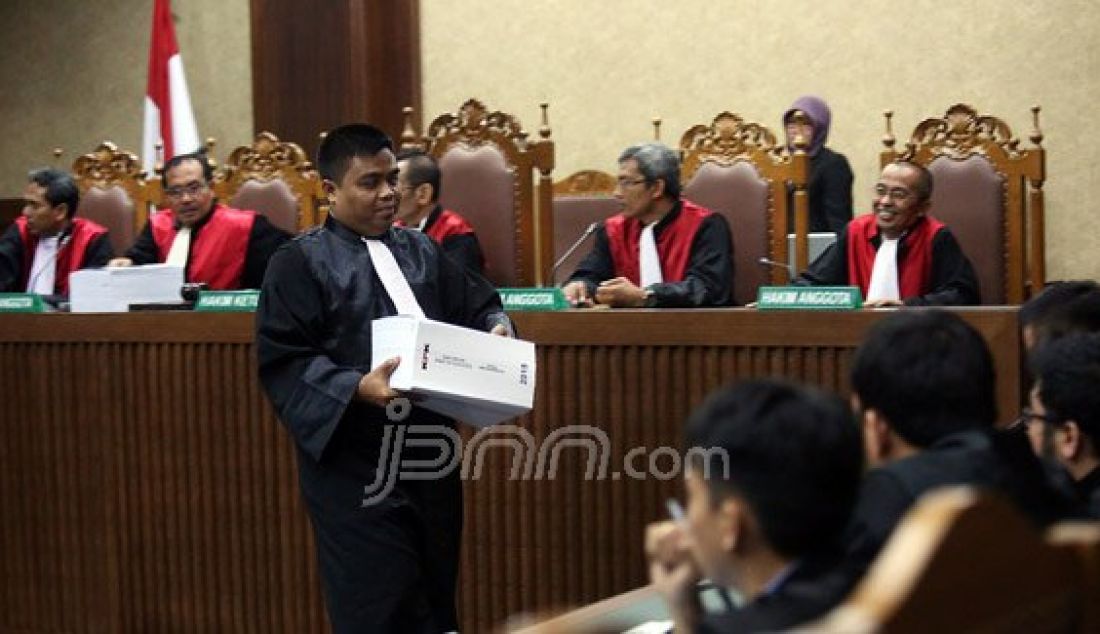 Terdakwa kasus dugaan korupsi penyelenggaraan ibadah haji Suryadharma Ali (SDA) menjalani sidang tuntutan di Pengadilan Tipikor, Jakarta, Rabu (23/12). SDA dituntut 11 tahun dan denda Rp 750 juta subsider 6 bulan kurungan dan denda tambahan Rp 2,325 miliar. Foto: Ricardo/JPNN.com - JPNN.com