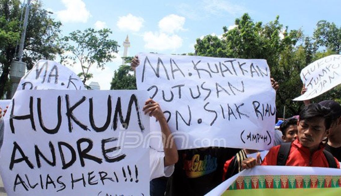Aliansi Masyarakat Peduli Penegakan Hukum (AMPUH) menggelar aksi unjukrasa di depan Gedung Mahkamah Agung (MA), Jakarta, Rabu (23/12). Massa menuntut Mahkamah Agung harus menegakkan hukum dan Jangan mau dibeli. Foto: Ricardo/JPNN.com - JPNN.com