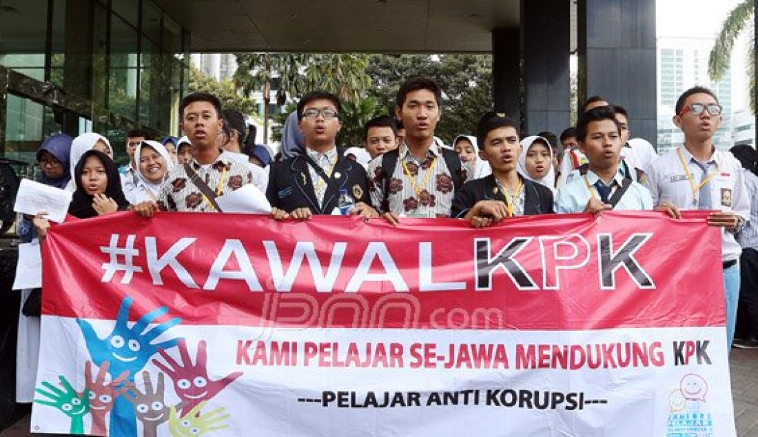 Sejumlah pelajar Se-Pulau Jawa melakukan aksi pernyataan sikap kepada Pimpinan KPK yang baru di Gedung Komisi Pemberantasan Korupsi, Jakarta, Rabu (23/12). Pimpinan KPK yang baru diminta untuk tidak dipolitisi oleh oknum untuk kepentingan tertentu dan tidak melakukan malpraktik. Foto: Ricardo/JPNN.com - JPNN.com
