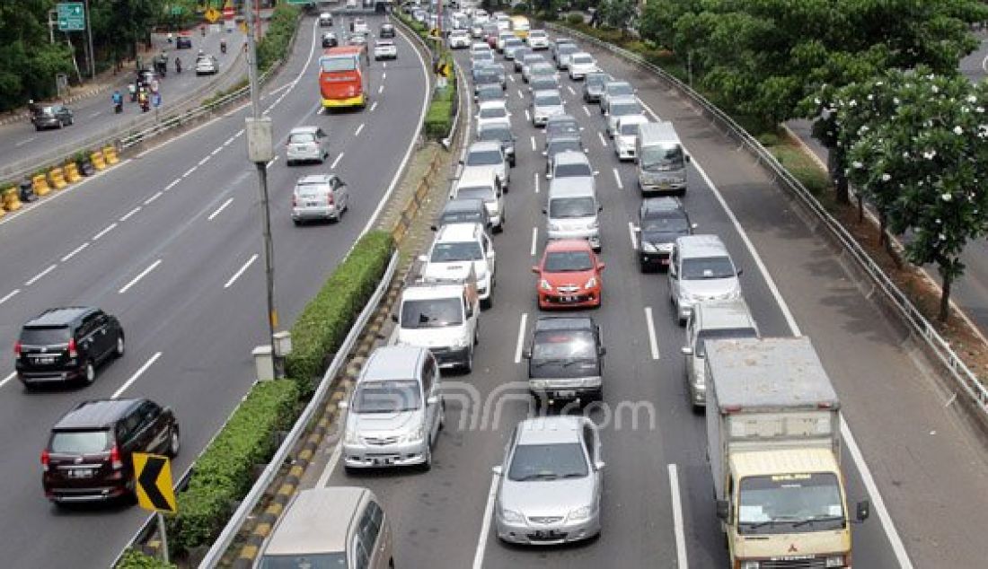 Ribuan kendaraan terjebak macet saat melintasi Tol Dalam Kota arah Tol Cikampek di Gatot Subroto, Jakarta, Kamis (24/12). Kemacetan disebabkan penumpukan kendaraan di rest area tol Cikampek KM 19, yang berdampak pada tersendatnya arus kendaraan di sepanjang ruas tol dalam kota. Foto: Ricardo/JPNN.com - JPNN.com