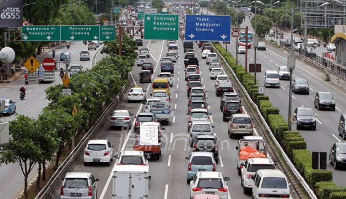 Ribuan kendaraan terjebak macet saat melintasi Tol Dalam Kota arah Tol Cikampek di Gatot Subroto, Jakarta, Kamis (24/12). Kemacetan disebabkan penumpukan kendaraan di rest area tol Cikampek KM 19, yang berdampak pada tersendatnya arus kendaraan di sepanjang ruas tol dalam kota. Foto: Ricardo/JPNN.com - JPNN.com