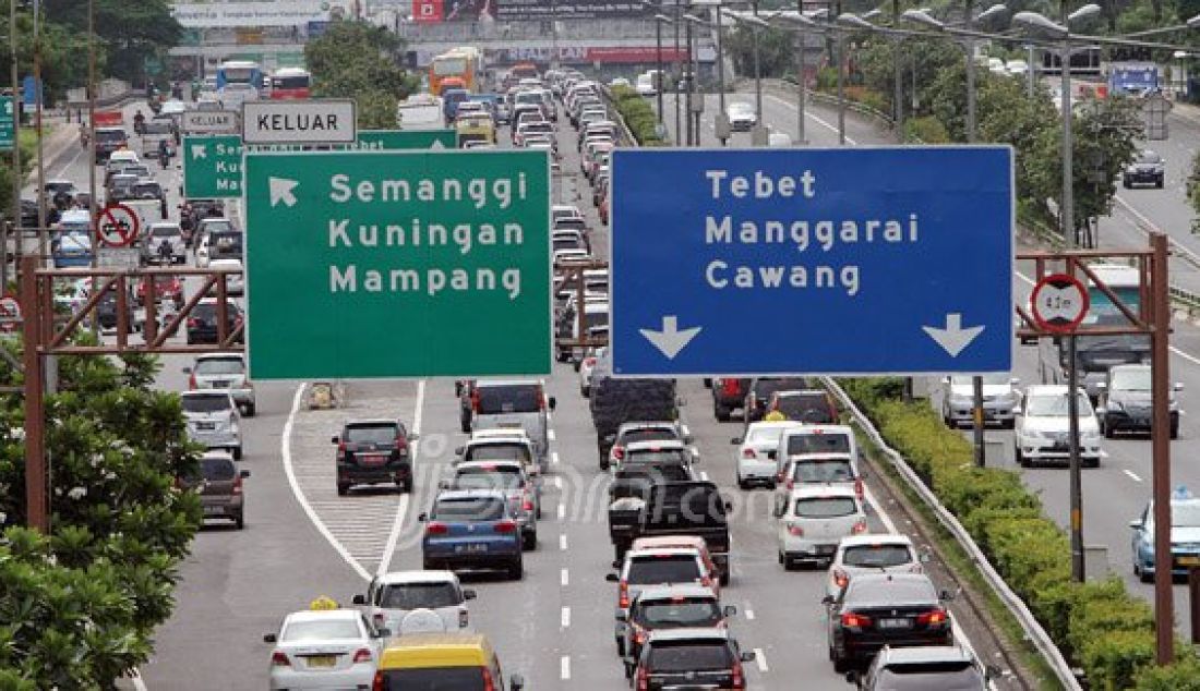 Ribuan kendaraan terjebak macet saat melintasi Tol Dalam Kota arah Tol Cikampek di Gatot Subroto, Jakarta, Kamis (24/12). Kemacetan disebabkan penumpukan kendaraan di rest area tol Cikampek KM 19, yang berdampak pada tersendatnya arus kendaraan di sepanjang ruas tol dalam kota. Foto: Ricardo/JPNN.com - JPNN.com