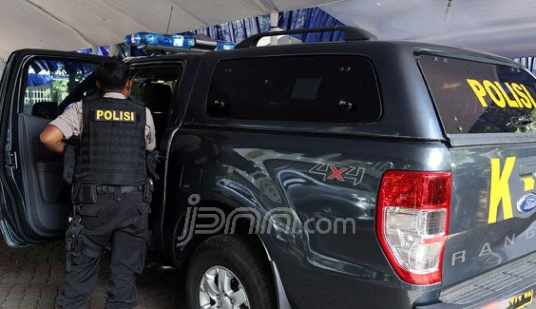 Tim Gegana Sat Brimobda Metro Jaya melakukan penyisiran dengan anjing pelacak di Gereja Katedral, Jakarta, Kamis (24/12). Petugas Tim Gegana Brimobda Metro Jaya melakukan sterilisasi untuk memastikan lingkungan gereja bersih dari benda berbahaya untuk memberikan keamanan perayaan Natal 2015. Foto: Ricardo/JPNN.com - JPNN.com