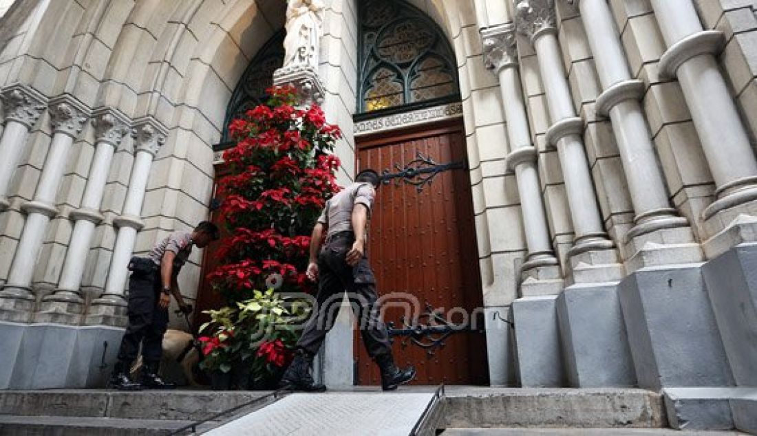 Tim Gegana Sat Brimobda Metro Jaya melakukan penyisiran dengan anjing pelacak di Gereja Katedral, Jakarta, Kamis (24/12). Petugas Tim Gegana Brimobda Metro Jaya melakukan sterilisasi untuk memastikan lingkungan gereja bersih dari benda berbahaya untuk memberikan keamanan perayaan Natal 2015. Foto: Ricardo/JPNN.com - JPNN.com