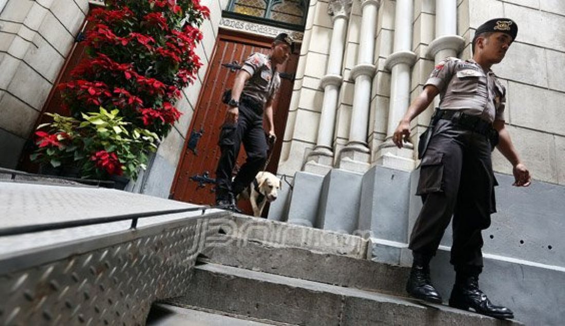 Tim Gegana Sat Brimobda Metro Jaya melakukan penyisiran dengan anjing pelacak di Gereja Katedral, Jakarta, Kamis (24/12). Petugas Tim Gegana Brimobda Metro Jaya melakukan sterilisasi untuk memastikan lingkungan gereja bersih dari benda berbahaya untuk memberikan keamanan perayaan Natal 2015. Foto: Ricardo/JPNN.com - JPNN.com