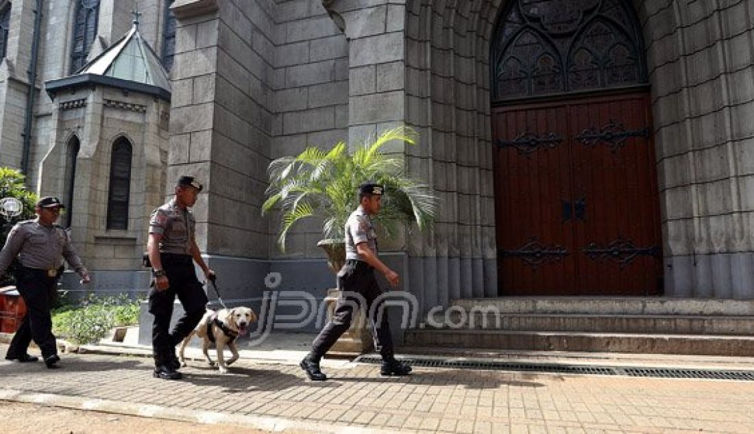 Tim Gegana Sat Brimobda Metro Jaya melakukan penyisiran dengan anjing pelacak di Gereja Katedral, Jakarta, Kamis (24/12). Petugas Tim Gegana Brimobda Metro Jaya melakukan sterilisasi untuk memastikan lingkungan gereja bersih dari benda berbahaya untuk memberikan keamanan perayaan Natal 2015. Foto: Ricardo/JPNN.com - JPNN.com