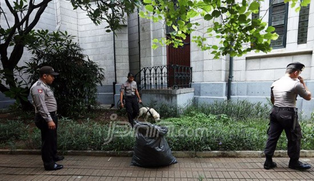 Tim Gegana Sat Brimobda Metro Jaya melakukan penyisiran dengan anjing pelacak di Gereja Katedral, Jakarta, Kamis (24/12). Petugas Tim Gegana Brimobda Metro Jaya melakukan sterilisasi untuk memastikan lingkungan gereja bersih dari benda berbahaya untuk memberikan keamanan perayaan Natal 2015. Foto: Ricardo/JPNN.com - JPNN.com