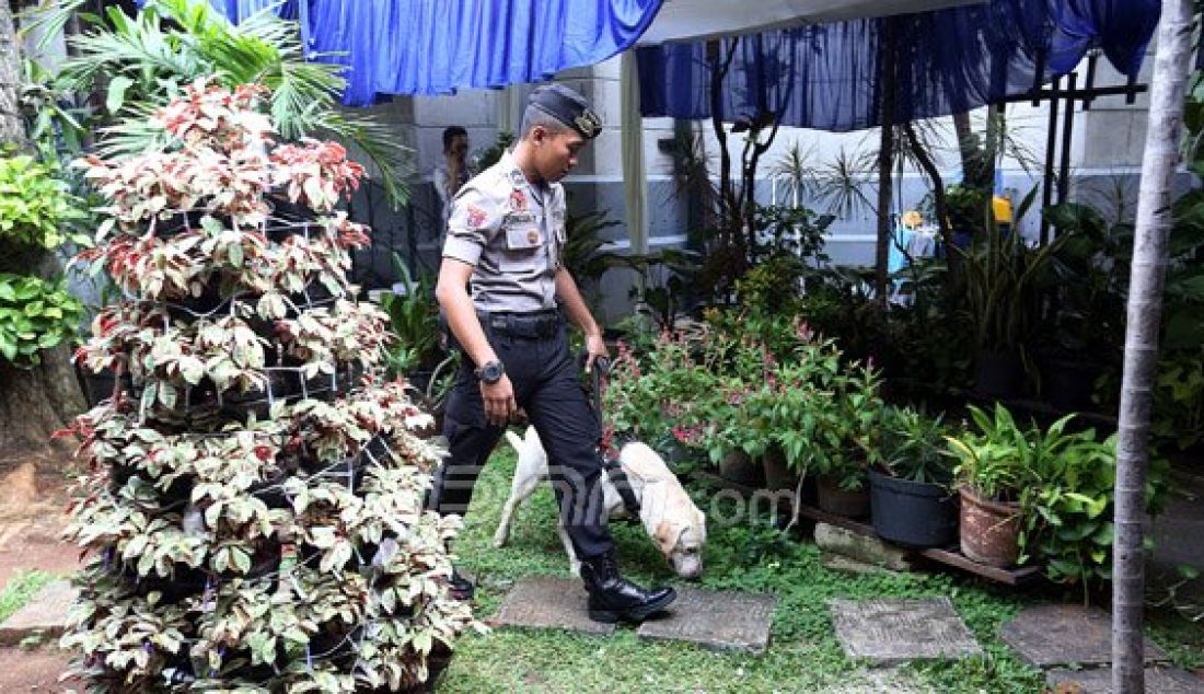 Tim Gegana Sat Brimobda Metro Jaya melakukan penyisiran dengan anjing pelacak di Gereja Katedral, Jakarta, Kamis (24/12). Petugas Tim Gegana Brimobda Metro Jaya melakukan sterilisasi untuk memastikan lingkungan gereja bersih dari benda berbahaya untuk memberikan keamanan perayaan Natal 2015. Foto: Ricardo/JPNN.com - JPNN.com