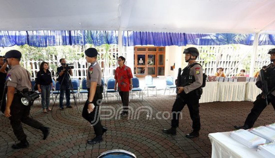 Tim Gegana Sat Brimobda Metro Jaya melakukan penyisiran dengan anjing pelacak di Gereja Katedral, Jakarta, Kamis (24/12). Petugas Tim Gegana Brimobda Metro Jaya melakukan sterilisasi untuk memastikan lingkungan gereja bersih dari benda berbahaya untuk memberikan keamanan perayaan Natal 2015. Foto: Ricardo/JPNN.com - JPNN.com