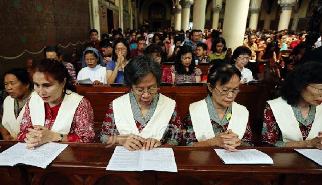 Para jemaat saat mengikuti Misa Malam Natal di Gereja Katedral, Jakarta, Rabu (24/12). Pelaksanaan Misa Malam Natal tersebut berlangsung secara khidmat dan aman. Foto: Ricardo/JPNN.com - JPNN.com