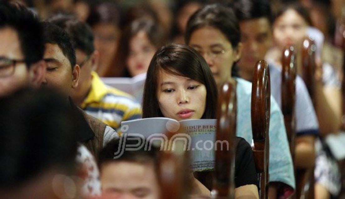 Para jemaat saat mengikuti Misa Malam Natal di Gereja Katedral, Jakarta, Rabu (24/12). Pelaksanaan Misa Malam Natal tersebut berlangsung secara khidmat dan aman. Foto: Ricardo/JPNN.com - JPNN.com