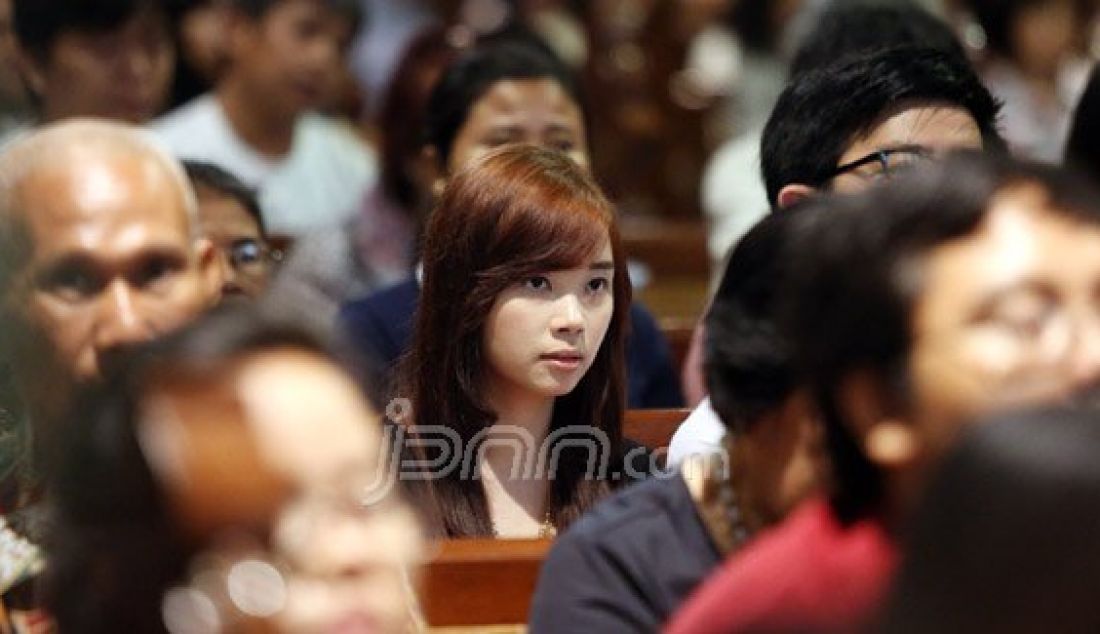 Para jemaat saat mengikuti Misa Malam Natal di Gereja Katedral, Jakarta, Rabu (24/12). Pelaksanaan Misa Malam Natal tersebut berlangsung secara khidmat dan aman. Foto: Ricardo/JPNN.com - JPNN.com