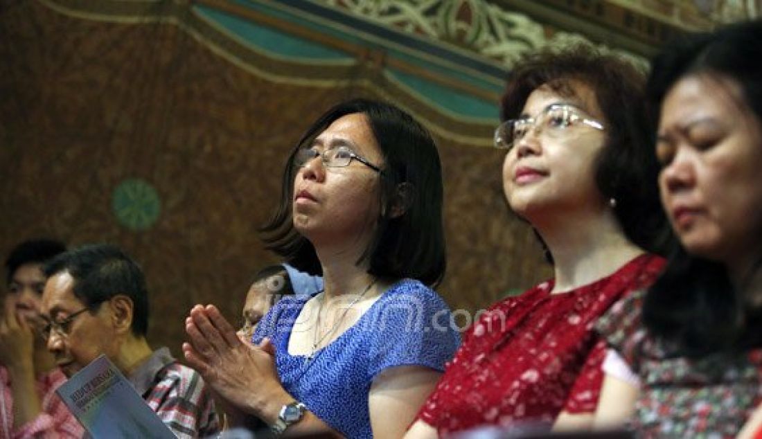 Para jemaat saat mengikuti Misa Malam Natal di Gereja Katedral, Jakarta, Rabu (24/12). Pelaksanaan Misa Malam Natal tersebut berlangsung secara khidmat dan aman. Foto: Ricardo/JPNN.com - JPNN.com