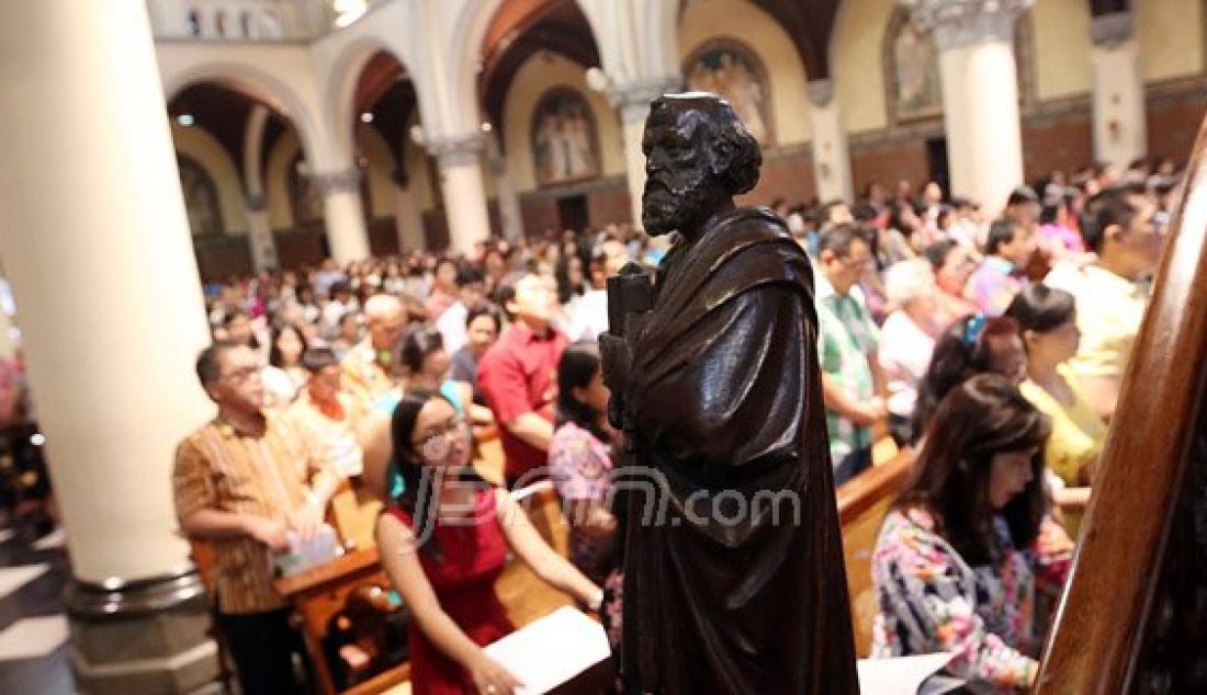 Para jemaat saat mengikuti Misa Malam Natal di Gereja Katedral, Jakarta, Rabu (24/12). Pelaksanaan Misa Malam Natal tersebut berlangsung secara khidmat dan aman. Foto: Ricardo/JPNN.com - JPNN.com