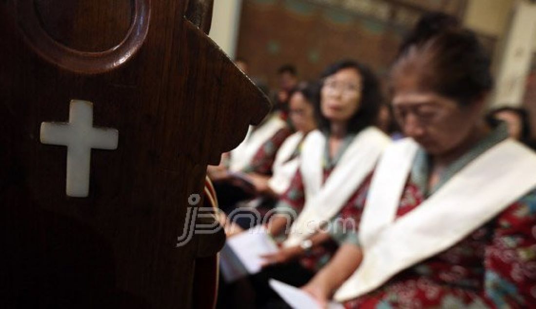 Para jemaat saat mengikuti Misa Malam Natal di Gereja Katedral, Jakarta, Rabu (24/12). Pelaksanaan Misa Malam Natal tersebut berlangsung secara khidmat dan aman. Foto: Ricardo/JPNN.com - JPNN.com